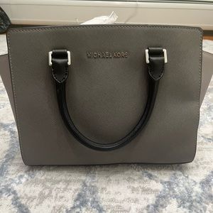 Micheal kors muli side semla bag. Gray/ Black